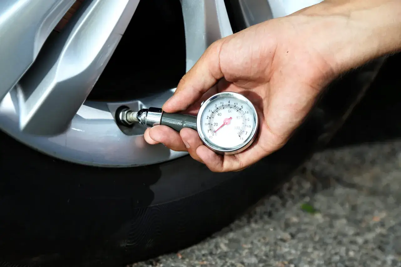 Controllo la pressione gomme auto con un manometro. La sicurezza prima di tutto!