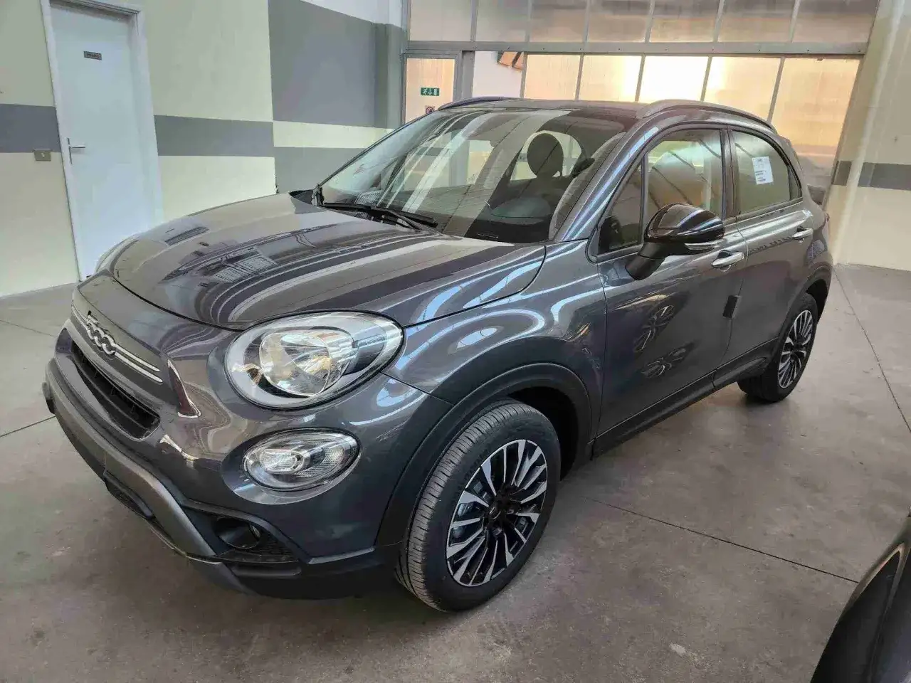 Fiat 500X grigio moda, un SUV compatto e alla moda, pronto per ogni avventura urbana.