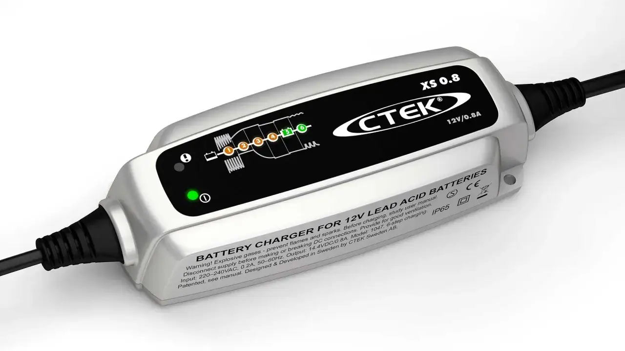 Caricabatterie CTEK XS 0.8 per auto ferma, batteria 12V. Indicatore LED verde acceso.