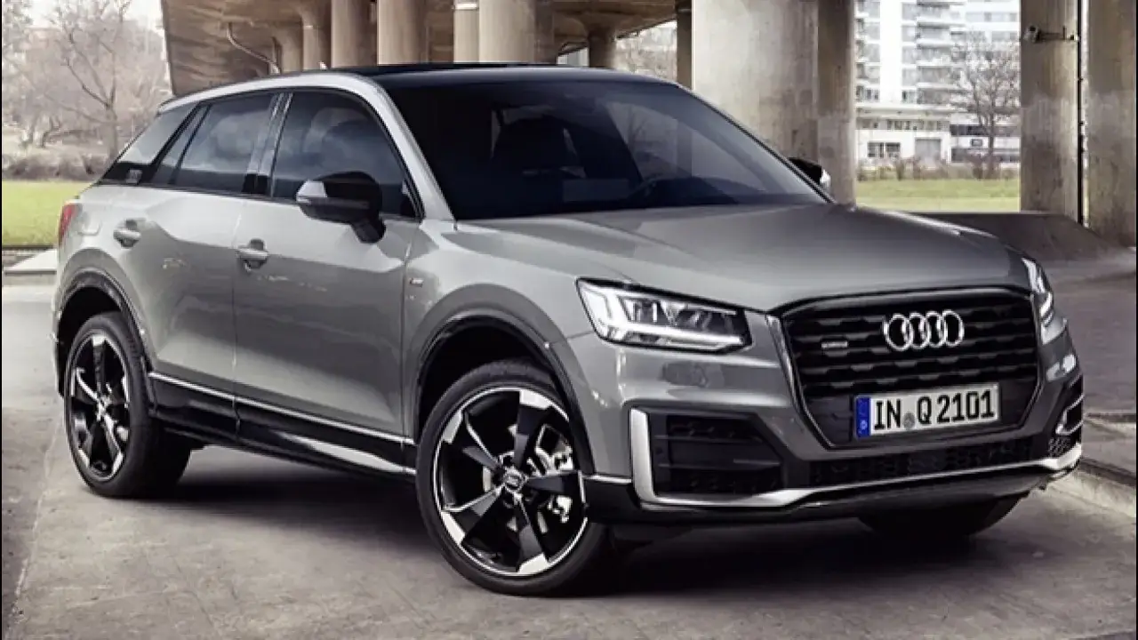 Audi Q2 in un elegante color titanio, con cerchi in lega neri e dettagli sportivi.