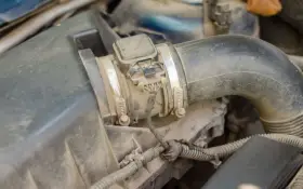 Debimetro sporco nel vano motore. Se il debimetro non funziona, potresti notare problemi di prestazioni.