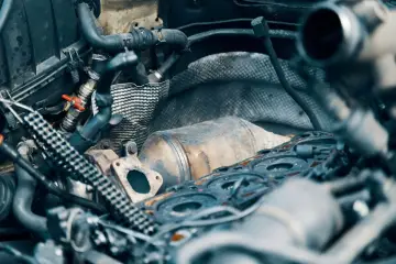 Parti del motore con filtro antiparticolato (FAP) sporco, causa comune perché si intasa il fap.