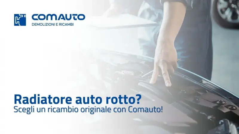 Meccanico controlla motore auto, suggerendo ricambi originali Comauto per risolvere problemi di perdita liquido refrigerante.
