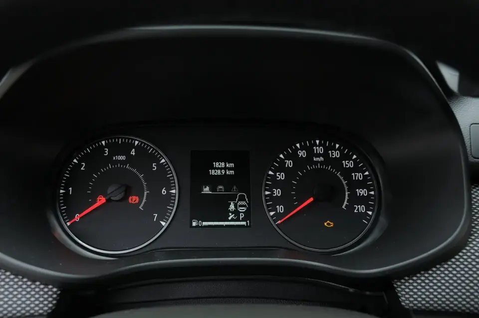 Cruscotto di un'auto ibrido in serie: tachimetro, contagiri, indicatore carburante e display digitale con chilometraggio.